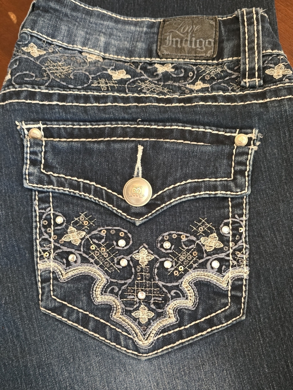 Love Indigo Women's Dark Wash Embroidered Pocket Capri Jeans